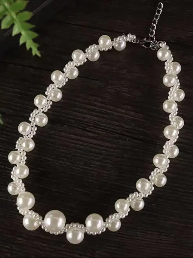 Pearl Choker: An Elegant, Vintage-Style Necklace—Perfect for Women to Wear for Both Daily Outings and Parties.