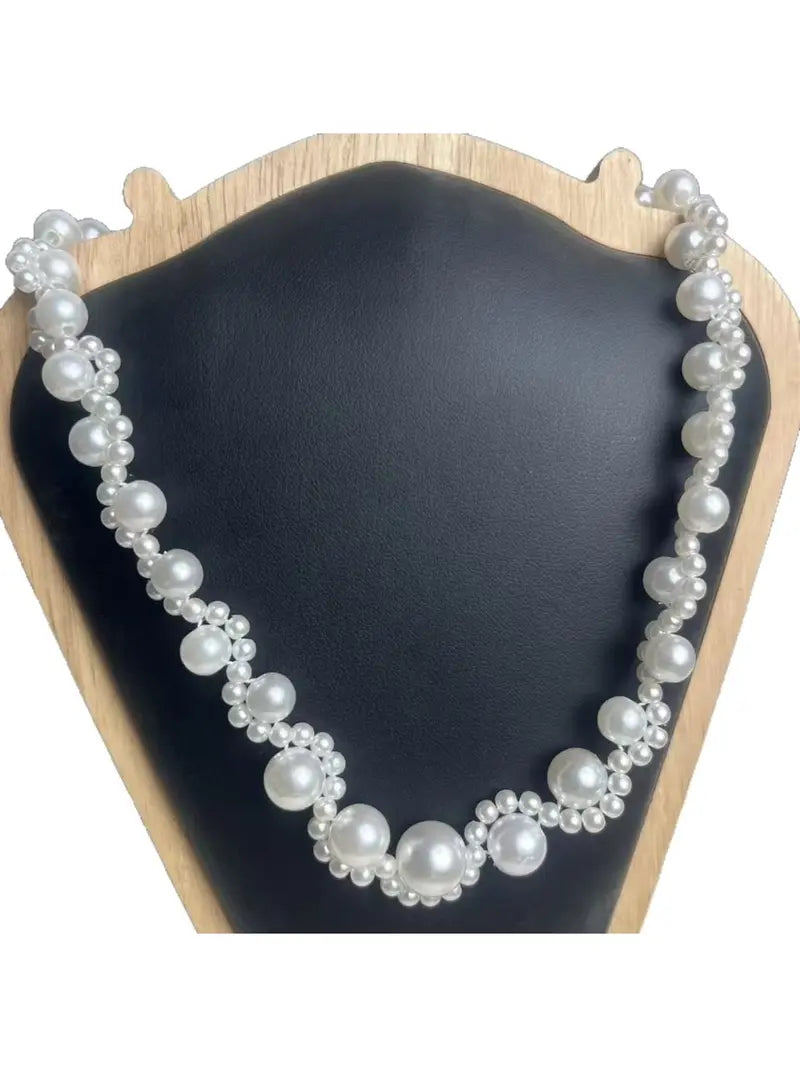 Pearl Choker: An Elegant, Vintage-Style Necklace—Perfect for Women to Wear for Both Daily Outings and Parties.