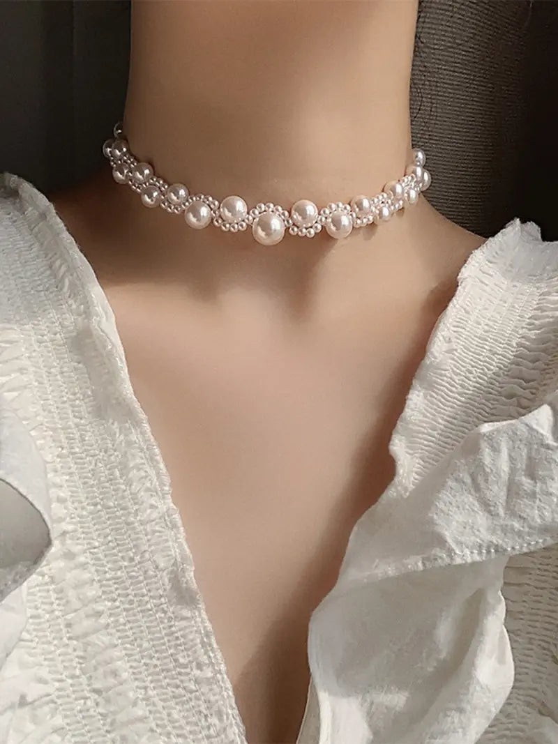 Pearl Choker: An Elegant, Vintage-Style Necklace—Perfect for Women to Wear for Both Daily Outings and Parties.